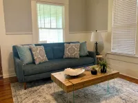 Cozy 2 BR Cottage with Inviting Sunroom, Spacious Yard and Ultimate Comfort -  Privatzimmer
