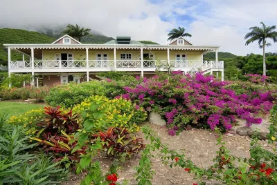 Charming Nevis Cottage with pool and ocean view on grounds of Hermitage Inn Hôtels à : 
