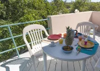 Grace Bay Beach 7Acre Resort: MainHouse Ocean Views+Pool+Oceanfront+Lush Gardens - 4 stjerner