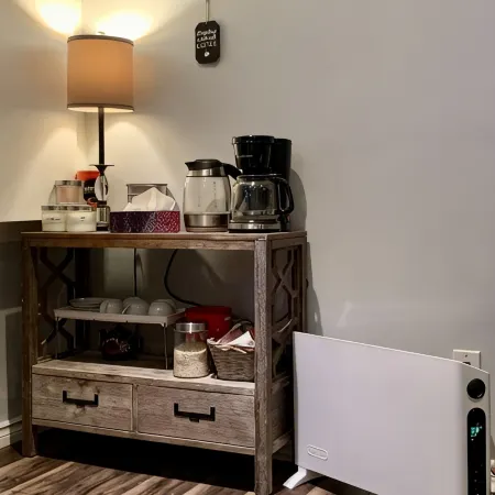 Private Cozy 1 Bedroom Apartment!!! Dedicated Wok Desk and Free Parking.