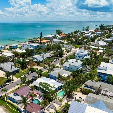 Shell We Dance? Charming Bungalow with Fabulous Location and Private Pool!