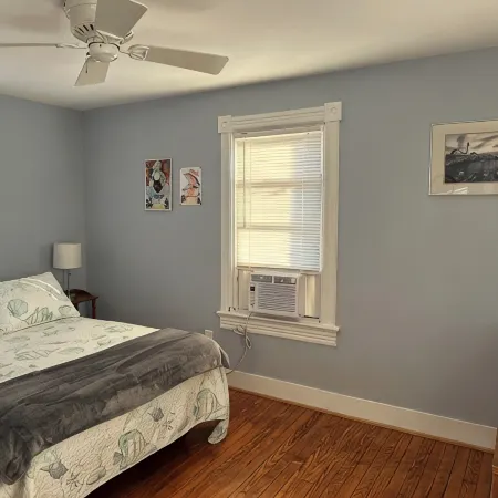 Charming 4-bedroom, 2-bath cottage, dog friendly, AC, WiFi, 1 block to beach Hotels in Colonial Beach