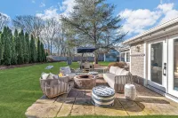The Cape Codder: Large Yard, Steps to Town & Beach - Homestays