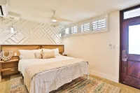 Exceptionally Remodeled Oceanfront, Sunsets,  A/C, King bed Hale Kai O Kihei - พร้อมWifi