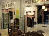 Mr. Charles Guest House - Hostel - parking