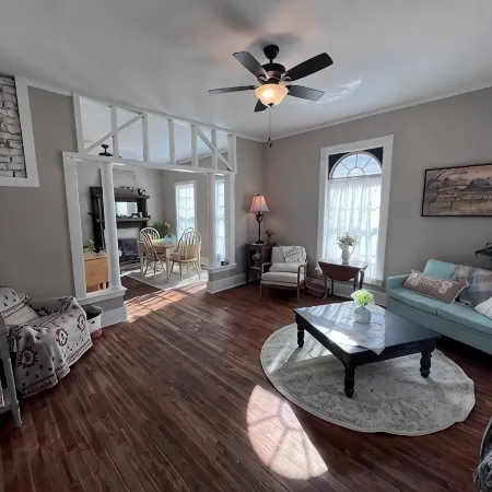 Charming 3-bedroom Craftsman house in delightful Willow Springs, MO