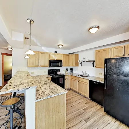 Remodeled 2 Bedroom Downtown Condo sleeps 6!