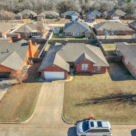 COZY FAMILY SIZED 3 BEDROOM NEAR MIDWEST CITY REGIONAL PARK,TINKER AIRFORCE BASE