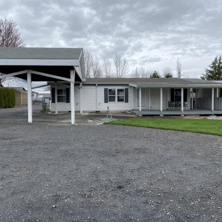 Super Clean, Cozy 3 Bedroom 2 Bath, Sleeps 6 close to Hereth Park