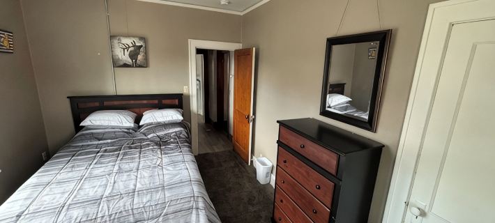 One block from downtown One bed one bath with extra folded out bed. ローリンズのホテル
