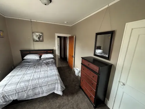 One block from downtown One bed one bath with extra folded out bed. - Fitnessstudio