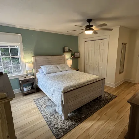 “The View” Lake Front Cottage w/Hot tub Hotels in Clines