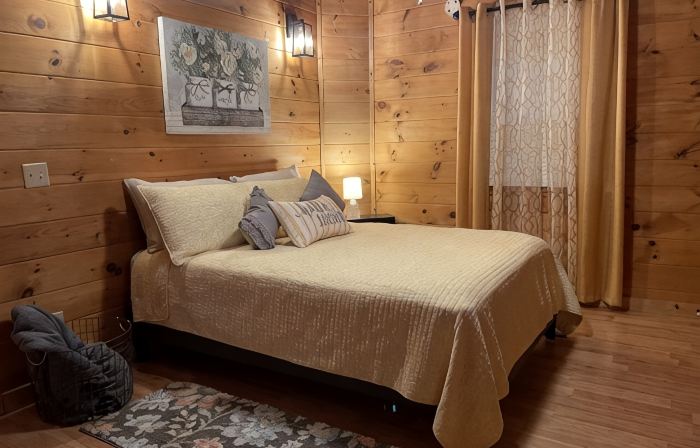 Cheerful & Cozy 2Bd/2BA  Cabin. Amazing Rates for Your Visit!