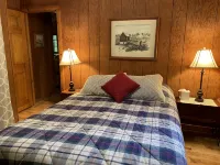Beautiful log cabin with all the creature comforts of home. Private fishing lake - 3-Star