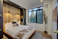 Modern Luxe Cabin w/ Sauna, Hot Tub, and Lake Views - 샬레 호텔