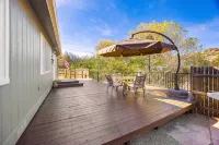 Pet-Friendly. Fully fenced yard - Hytter