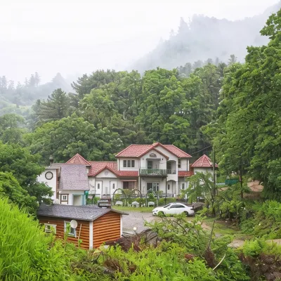 楊平郡4hue House旅館 鄰近仲美山自然休養林的酒店