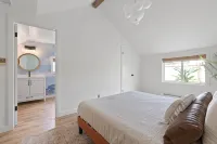 Private, Peaceful Home Away from Home with Courtyard—Sleeps 4! - 3 stjerner