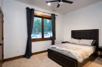 Stylish Luxury Townhouse - Walk to Downtown, A/C! - バルコニー
