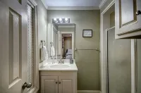 Relax in Shady Oaks Near Hospitals & Dining - 3 estrellas