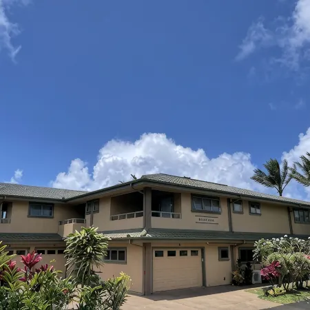 Beautiful, large studio with Mountain views from deck, beach access & A/C