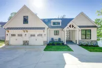 Brand New 6Br/6BA Luxury, 20Min to Clemson. Wooded Flat Lot/Firepit/Pool Table! - 4-Star