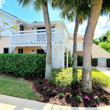 POSHPADZ Presents Coco Villa -2 Patios-Ground Floor-Walk to Jupiter Beach