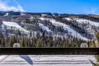 Luxury, Remodeled Retreat w/ Ski Slope Views Throughout! Walk to Gondola & Shops - Kylpyammeita