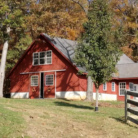 Loft Apartment in a Working Horse Barn.  Minutes from Lexington and the  Vahc.