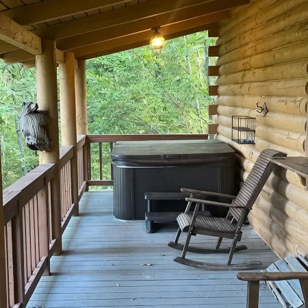 Spend Labor Day at Happy’s Hideaway- Fiber Wifi and Hot Tub - Callaway Gardens