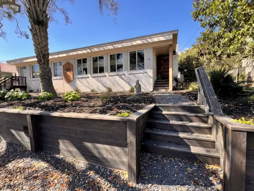 Beautiful, comfortable modern home, 1.5 blocks from the BEACH & Center Ave - 4-Star