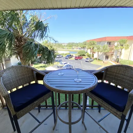 Luxury Beach Condo: Freshly Renovated, Steps from the Ocean, Pool & Hot Tub