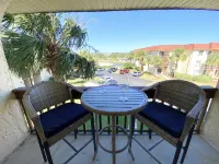 Luxury Beach Condo: Freshly Renovated, Steps from the Ocean, Pool & Hot Tub - ビーチサイド