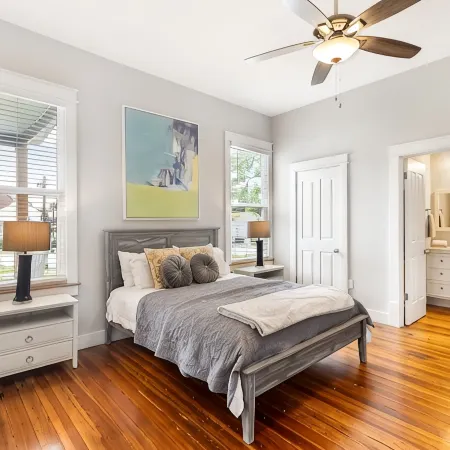 Spacious 4-bedroom w/ full en suite baths - 1/2 mile from Covington Square! Hotels in Covington