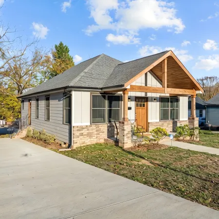 3Br Walkable Downtown Retreat ~ King Bed + Porch