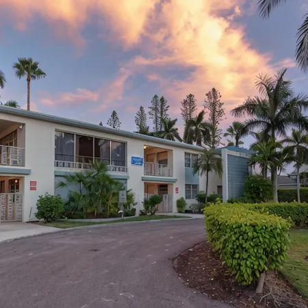 2 BD/ 2BA. Just steps to Beach, Walk to 3rd St South