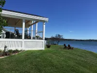 Rose Cottage Oceanfront with Private Dock - Homestays