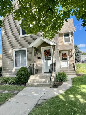 2 Bedroom Apartment Walking distance to downtown Lake Geneva - 4-Star