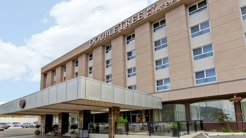 DoubleTree by Hilton Kamloops - Mountain view