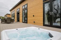 Luxurious 3 bed Lodge with private hot tub close to city of Cambridge - Hot Tub
