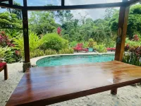 Casitas Del Rio Riverfront Nature Lodge - Sloth Luxury Villa - piscina