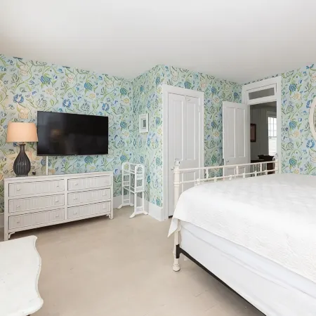 Lovely & Steps to Finest Beach. Center of Cape May. Multi-Car Private Driveway!