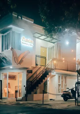 Daun-Daun Guesthouse Syariah Hotels near Taman Kalkun