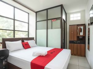 RedDoorz near Eka Hospital BSD City