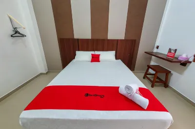 RedDoorz Near Stasiun Purwosari Hotels in Pajang