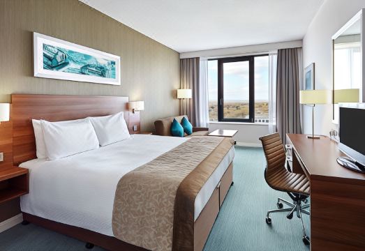 Leonardo Hotel의 넓고 현대적인 객실 사진