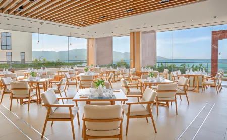 TMS Hotel Da Nang Beach Отели рядом с достопримечательностью «Danang Architecture University»