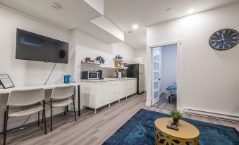 Spacious Newly Renovated 1 Bedroom Suite