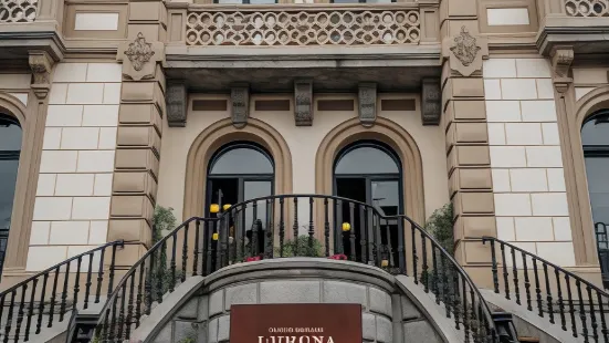 Luruna拉里納加宮酒店