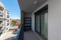 Maria - Modern Apartment with Parking and Workspace